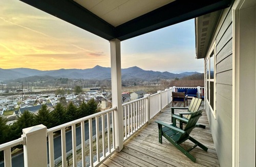 Waynesville House | Seven Peaks Escape - Breathtaking 180°+ Mountain Views | 2 Hot Tubs