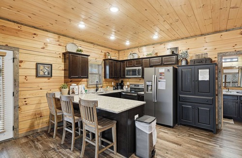 Sevierville Cabin | Sevierville Cabin*Sleeps 8*Close to Shopping & Fun