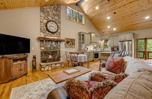 Marshall Cabin | Silent Night by Carolina Mornings | Secluded Cabin w/Private Hot Tub & Fire Pit