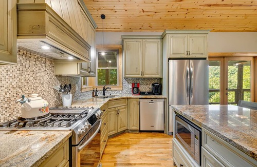 Marshall Cabin | Silent Night by Carolina Mornings | Secluded Cabin w/Private Hot Tub & Fire Pit