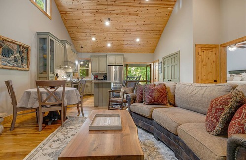 Marshall Cabin | Silent Night by Carolina Mornings | Secluded Cabin w/Private Hot Tub & Fire Pit