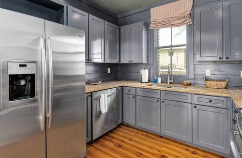 Logan Cabin | Silver Rock Cove Shoreline Cottage on Smith Lake
