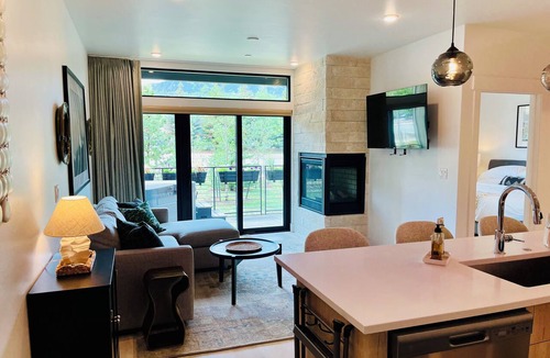 Silverthorne Condo | Silverthorne Retreat with Mtn Views, Private Saltwater Hot Tub, King Bed & Bidet
