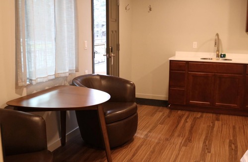 Seward Hotel | Single Queen studio at Spruce Lodge