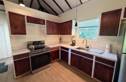 Eustis Cottage | Sleep well in our charming cottage in Eustis with cool AC.