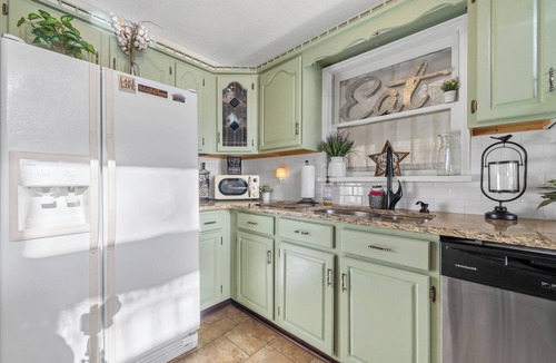 Eatonton House | Sleeps 10, + Igloo Guest House, 7 kayaks, 2 paddleboards. John boat, + more!
