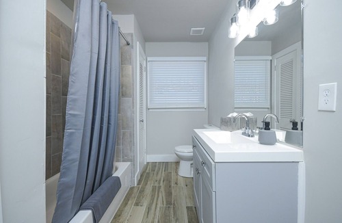East Point House | Sleeps 16~The Honey Bee Suite II Near ATL Airport