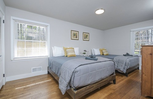 East Point House | Sleeps 16~The Honey Bee Suite II Near ATL Airport