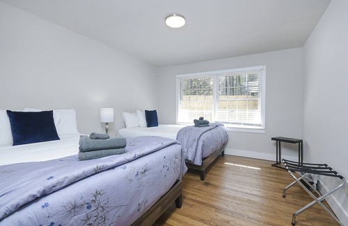 East Point House | Sleeps 16~The Honey Bee Suite II Near ATL Airport