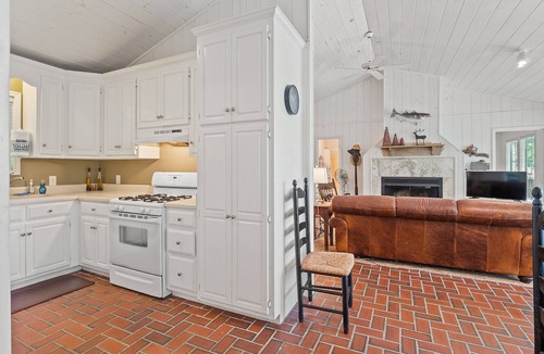 Crane Hill House | Smith Lake Retreat - close to Trident Marina