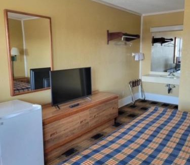 Kodak Hotel | Smokies Inn - New Linens & Ultrafast WIFI - Friendliest Hospitality Guaranteed!
