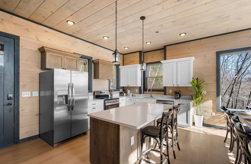 Sevierville Cabin | Smokies/modern'25 cabin/King bed/Indoor POOL/Hot tub/Theatre/Pet/Parking/privacy
