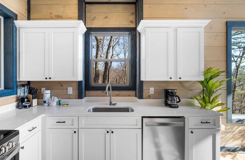 Sevierville Cabin | Smokies/modern'25 cabin/King bed/Indoor POOL/Hot tub/Theatre/Pet/Parking/privacy