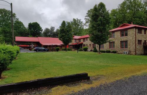 Maggie Valley Hotel | Smoky Falls Lodge