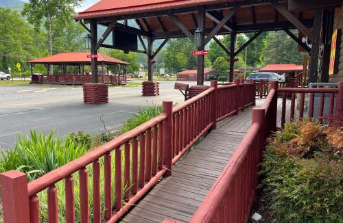 Maggie Valley Hotel | Smoky Falls Lodge