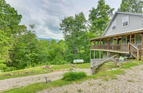 Hartford House | Smoky Mountain Log Cabin Close to Rafting!