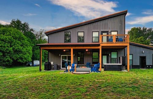 Kodak House | Smoky Mountain Riverfront Barndominium