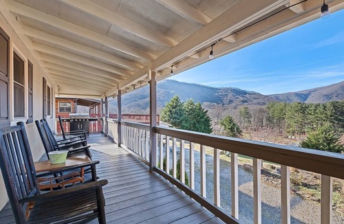 Maggie Valley House | Smoky Mountain Solace-Stunning Views! Pet Friendly