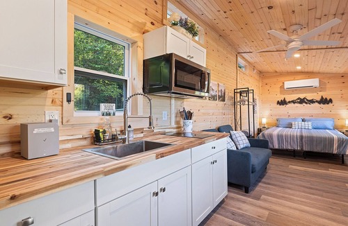 Waynesville House | Smoky Mountain Tiny Home Escape – 16 Acres Near Waynesville & Maggie Valley