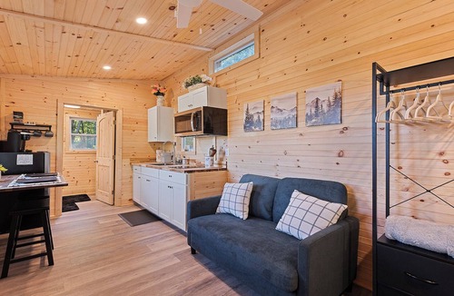 Waynesville House | Smoky Mountain Tiny Home Escape – 16 Acres Near Waynesville & Maggie Valley