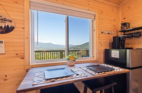 Waynesville House | Smoky Mountain Tiny Home Escape – 16 Acres Near Waynesville & Maggie Valley