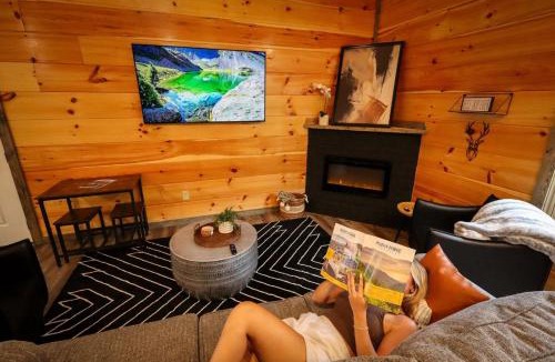 Sevierville House | Smoky Mtn Cabin New Deck Bunks Hot Tub Game Room