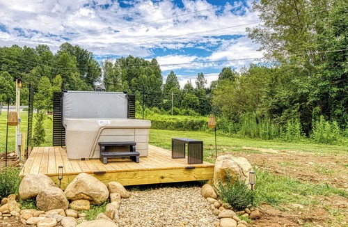 Cosby Cabin | Smoky Nook Soak & S’mores - Luxury Tiny Home w/AC, Mountain Views & Fire-pit
