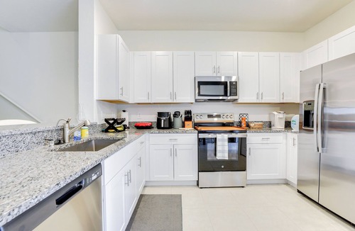 Ruskin House | Snowbird Haven Townhome w/Pool Access Near Tampa!
