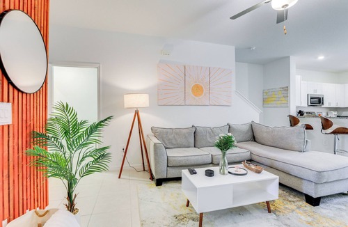 Ruskin House | Snowbird Haven Townhome w/Pool Access Near Tampa!
