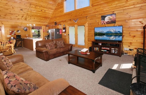 Sevierville Cabin | Soak in the Hot Tub & Sip Wine by the Fireplace - American Eagle