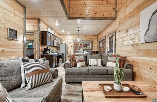 Sevierville Ski Chalet | 🌊Soaky Mtn 🐻 Natl Park 🏌️‍♀️Golf Club🔥Hot Tub🏒Air Hockey ⛳️Golden Tee 🎥Movie Room