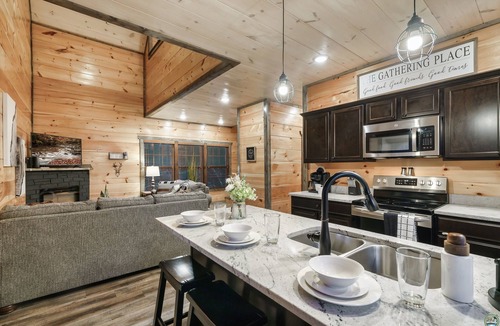 Sevierville Ski Chalet | 🌊Soaky Mtn 🐻 Natl Park 🏌️‍♀️Golf Club🔥Hot Tub🏒Air Hockey ⛳️Golden Tee 🎥Movie Room