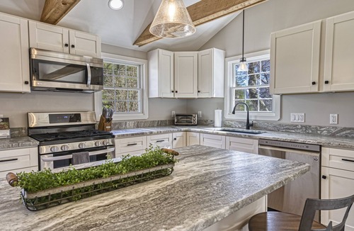 Sunapee House | Soonipi Casa by Sunapee Stays Peekaboo views of Mount Sunapee