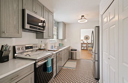 Saint Simons Heights House | South-end Family favorite! Walk to shopping+restaurants+grocery stores!