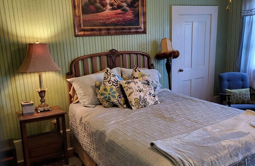Statesboro Other | Southern Oaks Inn & Estate restored farmhouse near Georgia Southern University