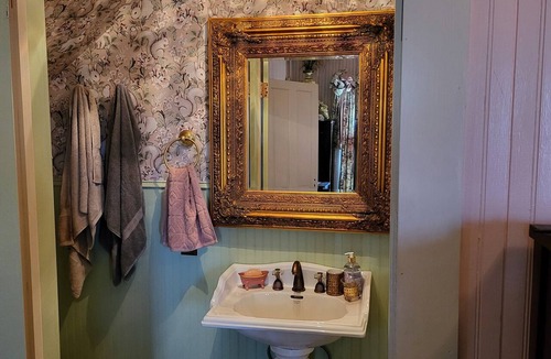Statesboro Other | Southern Oaks Inn & Estate restored farmhouse near Georgia Southern University