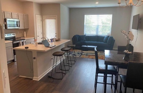 Riverdale House | Spacious 1 bedroom town house