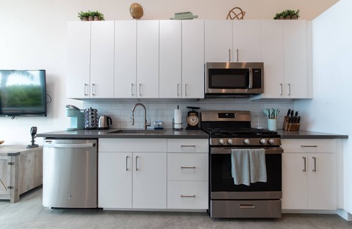 Santa Ana Apartment | Spacious 2BR ,Family& Pet Friendly, Tesla charging Station on site, Near Disney
