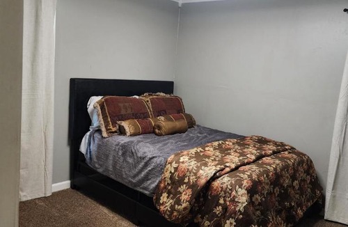 Church Street Apartment | Spacious 3-Bedroom House in Atl