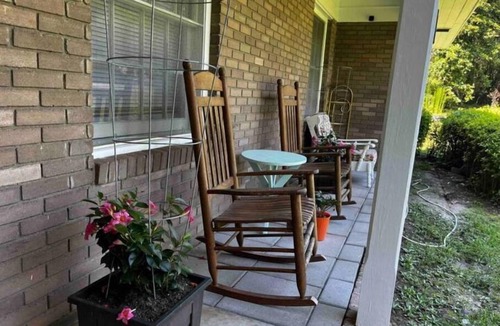 Valdosta House | Spacious 3BR House Sleeps 8 Near SGMC, VSU & Moody AFB Parking
