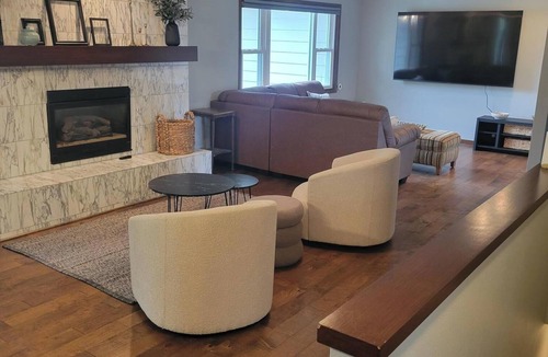 Iowa City House | Spacious 4-bed/3-bath house in Iowa City - 1.2 miles from Kinnick and UIHC