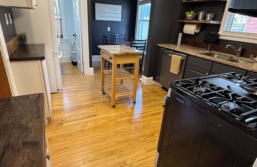 Des Moines House | Spacious 4-bedroom house central to Des Moines near Drake Univ. Fenced yard
