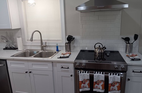 East Point House | Spacious 5-bedrm house in enchanting East Point with WiFi, AC. 4 mins to airport