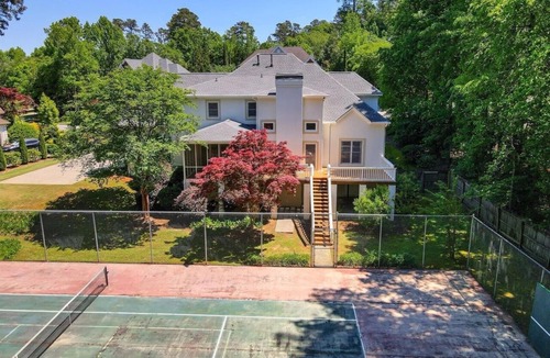 Martinez House | Spacious 5-bedroom house with private tennis court and fitness room in Martinez