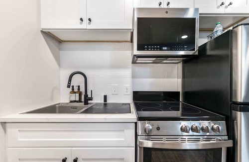 Macon Apartment | Spacious Family Suite Near Cherry St - Sleeps 6!