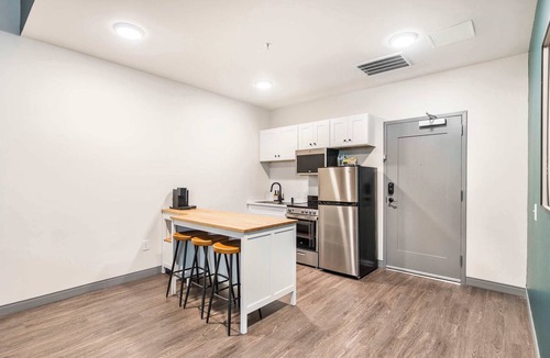 Macon Apartment | Spacious Family Suite Near Cherry St - Sleeps 6!