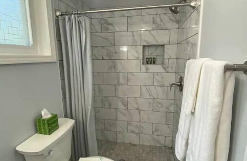 Maggie Valley House | Spacious King Bed Cottage at Veda Inn