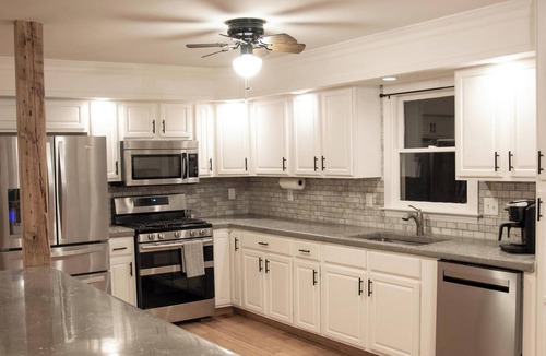 Eatonton House | Spacious Lake House for Family Fun with Hot Tub, Arcade, Pool Table and more