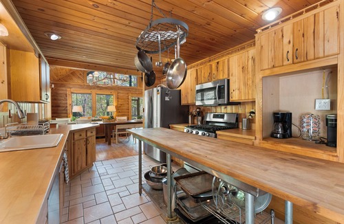 Warrensburg Cabin | Spacious log cabin in Warrensburg w/Hot Tub: 15 Mi to Lake George