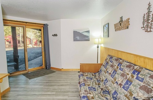 Estes Park Hotel | Spacious Lower Level Hotel 2-Bedroom with Views 106